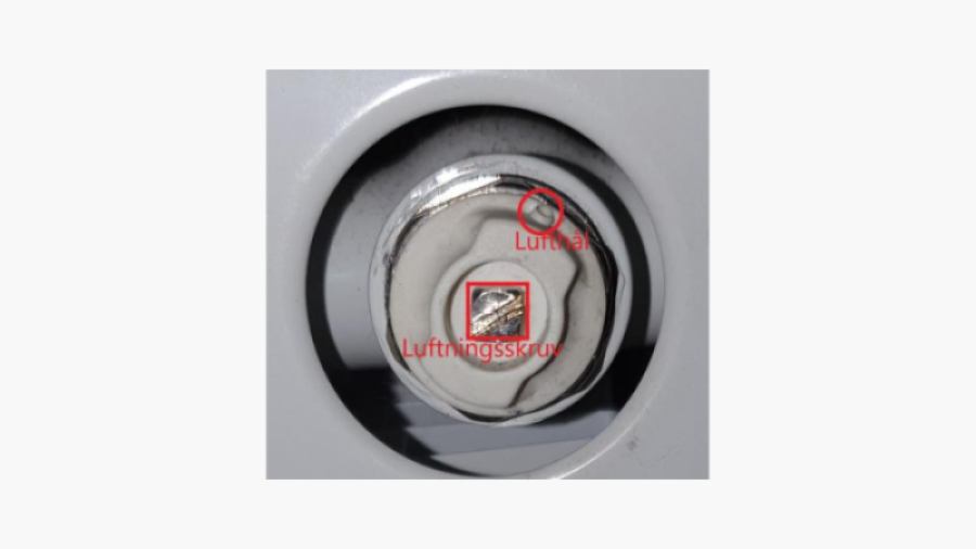 Lufthålet sitter på utkanten av skuven. Akta, vattnet som kommer ut kan vara hett!